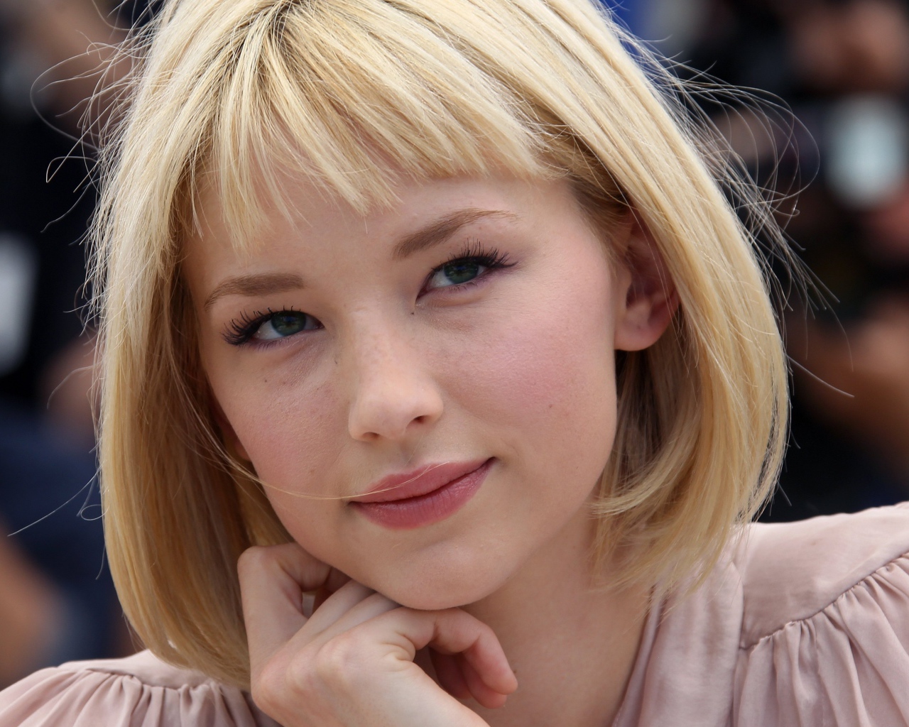 Красивая блондинка, актриса Хейли Беннетт