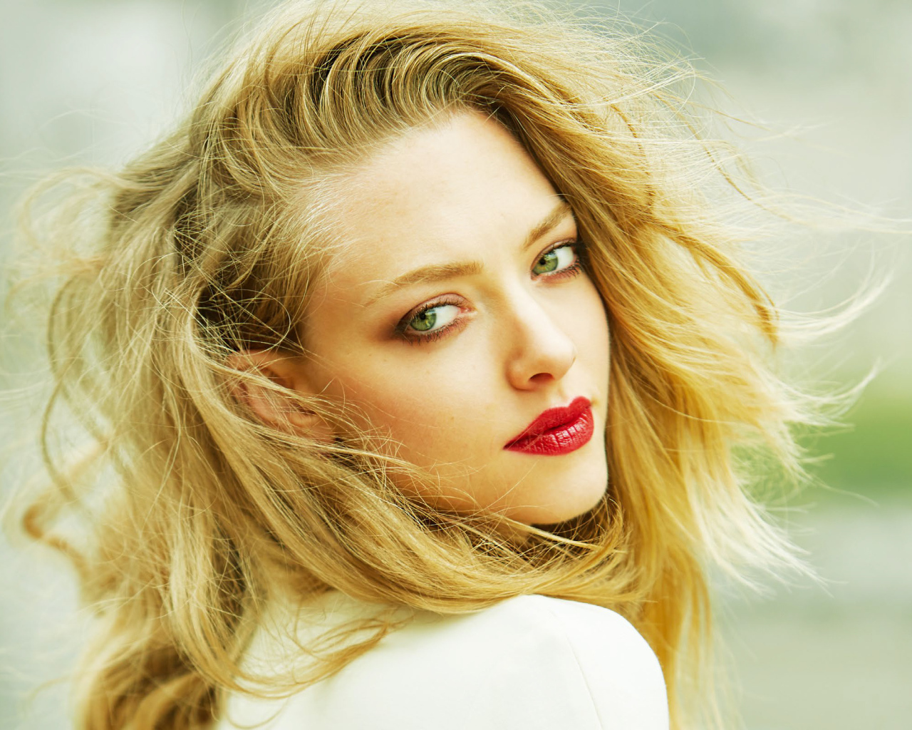 Красивая блондинка актриса Аманда Сейфрид 