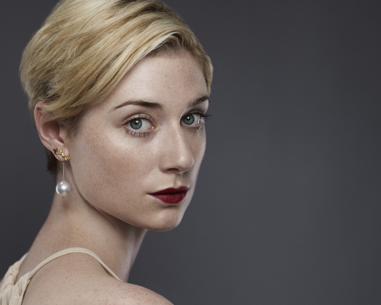 Красивая блондинка актриса Элизабет Дебики, фото на белом фоне