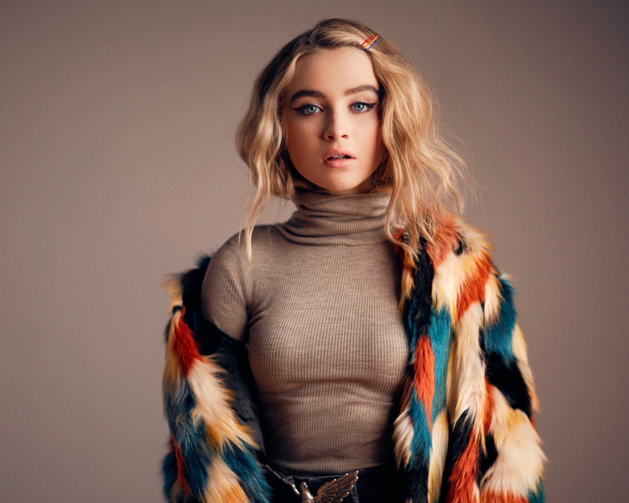 Красивая блондинка актриса Сабрина Карпентер