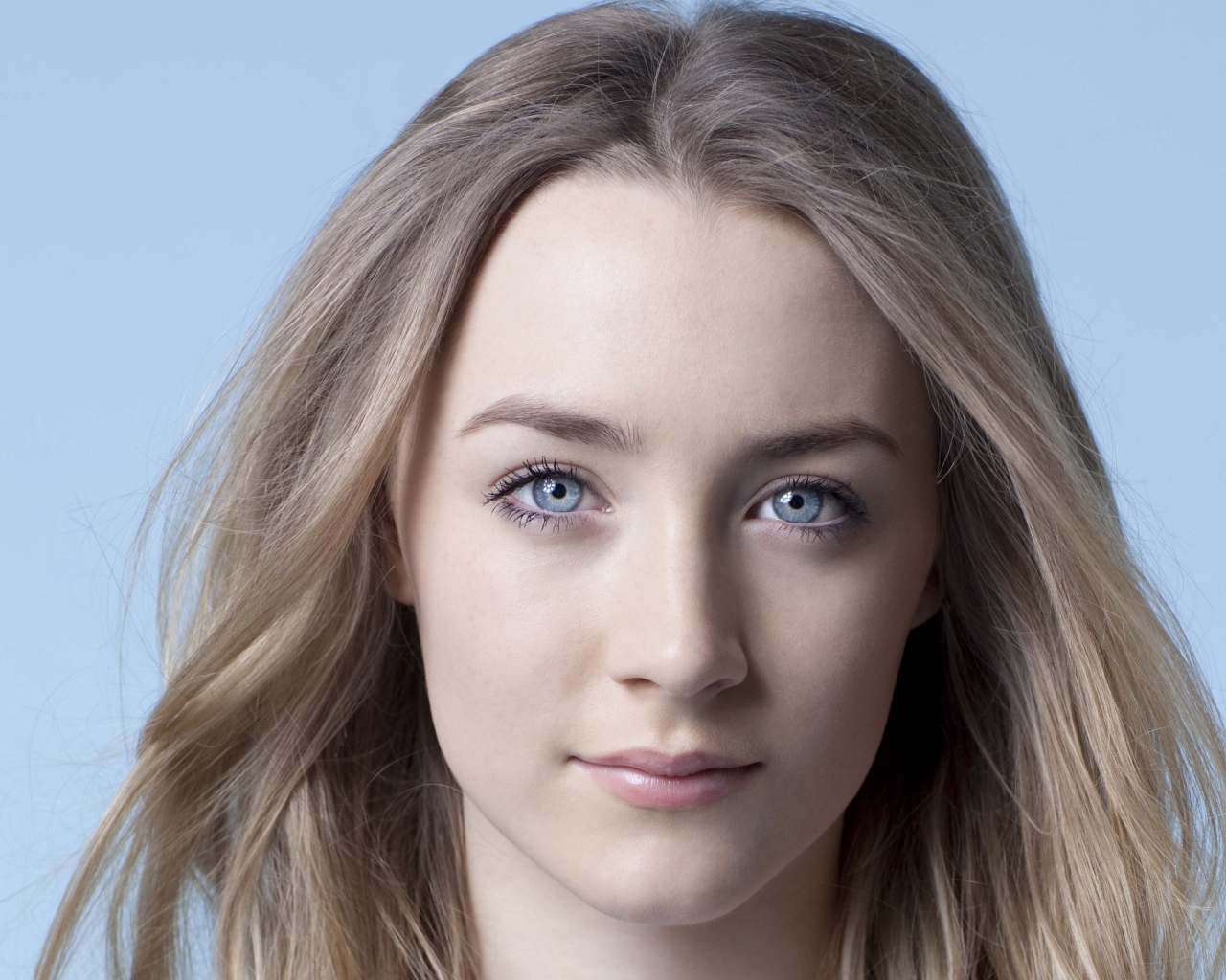 Красивая голубоглазая актриса Сирша Ронан с нежным взглядом