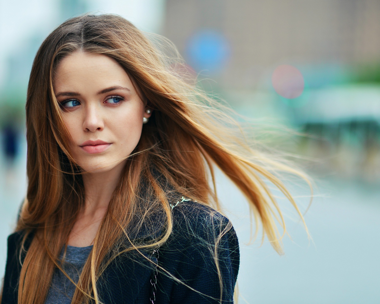 Красивая голубоглазая девушка актриса Кристина Базан