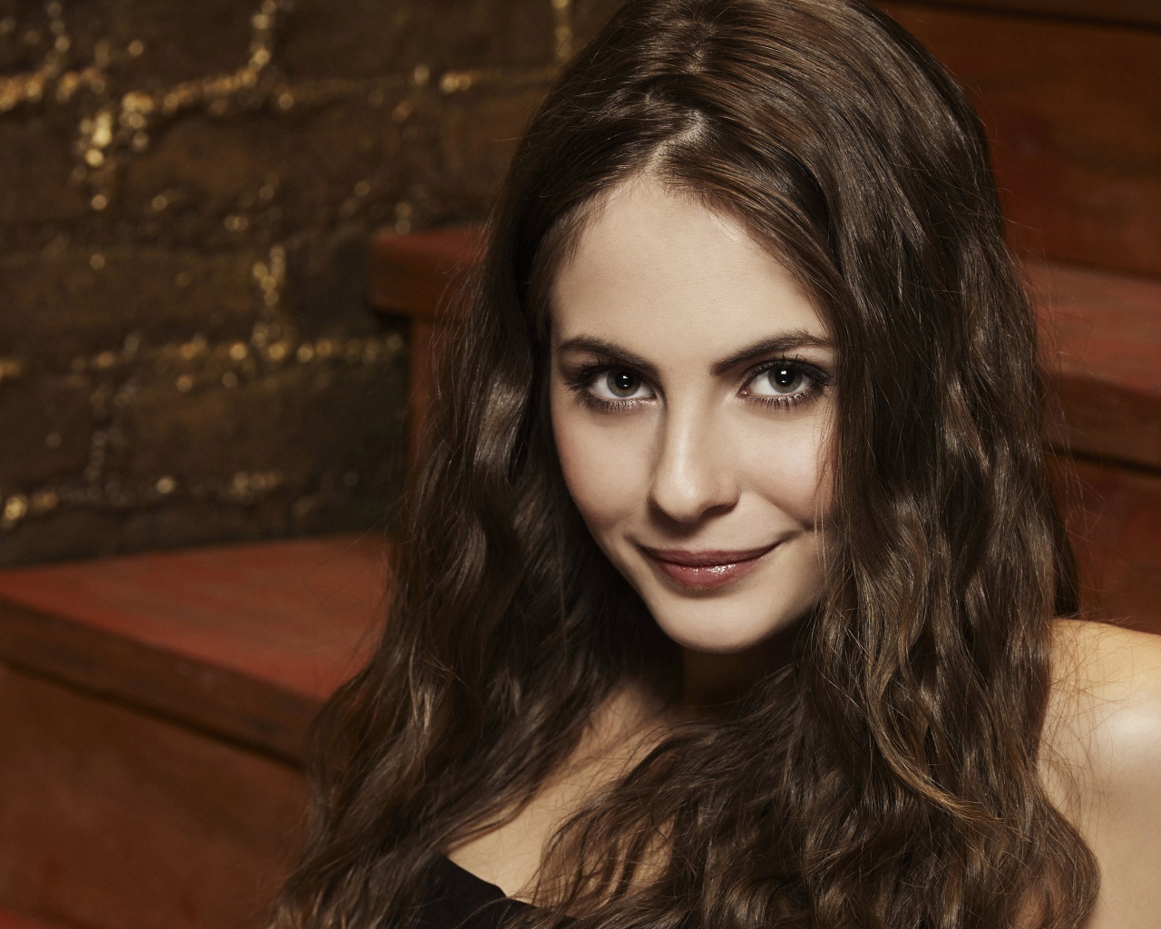 Красивая брюнетка, актриса Уилла Холланд