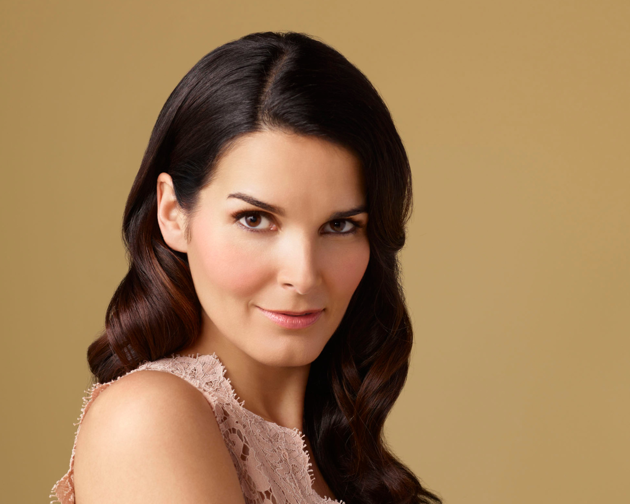 Красивая брюнетка актриса Энджи Хэрмон 