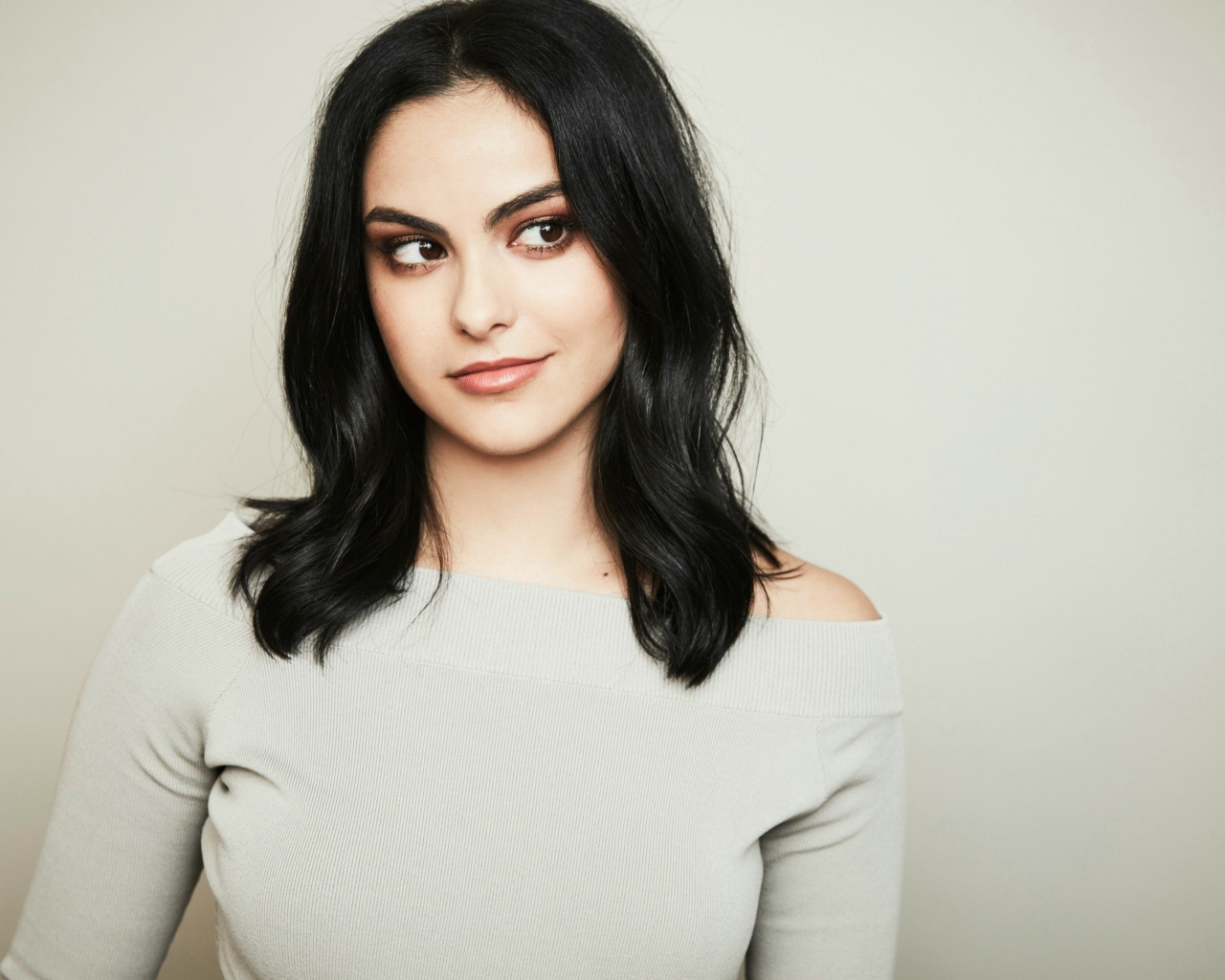 Красивая брюнетка актриса Камила Мендес