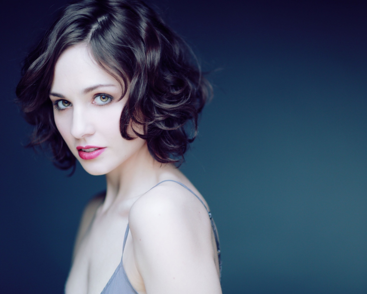 Красивая нежная девушка актриса  Таппенс Мидлтон