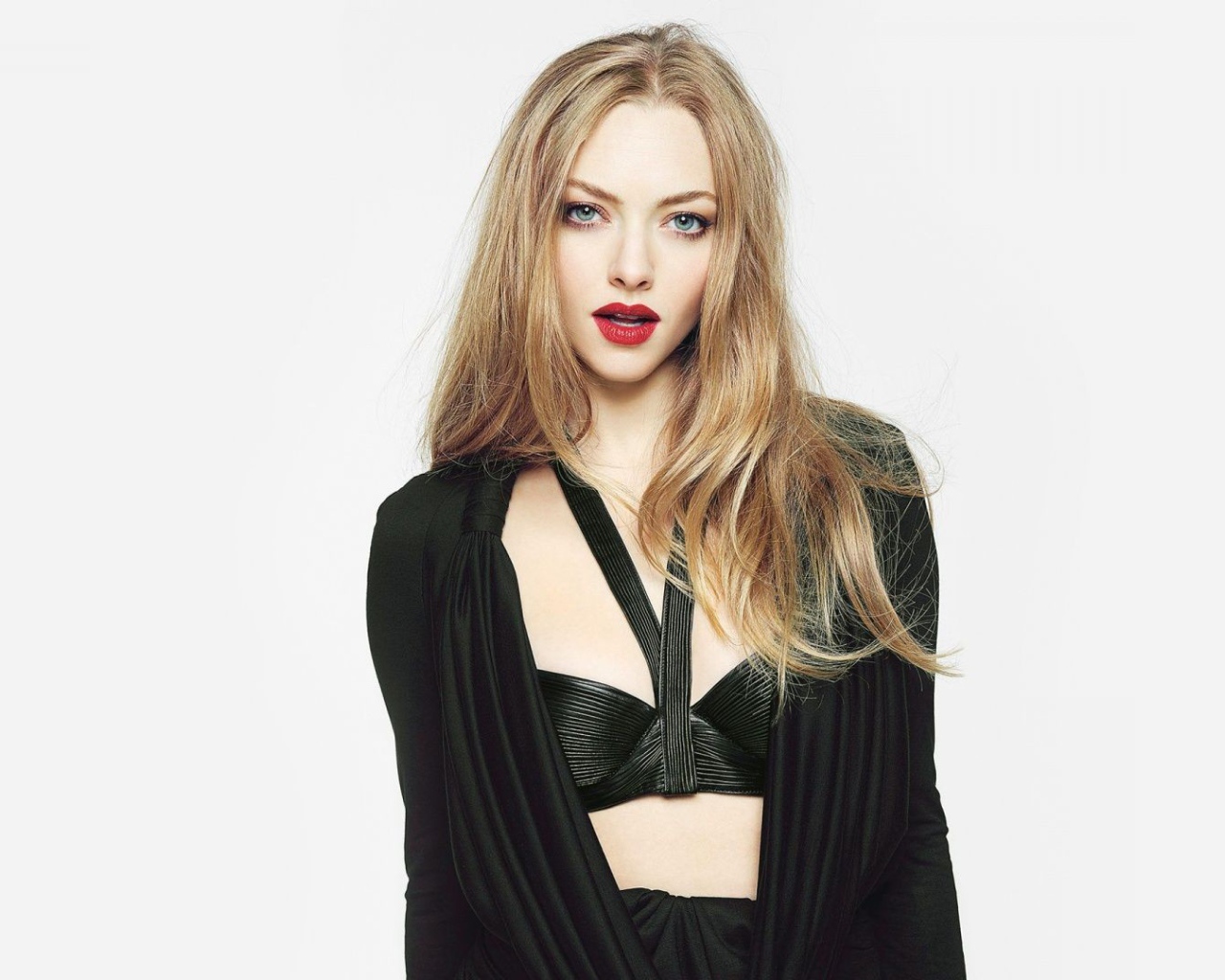 Красивая девушка Аманда Сейфрид, фото на белом фоне 