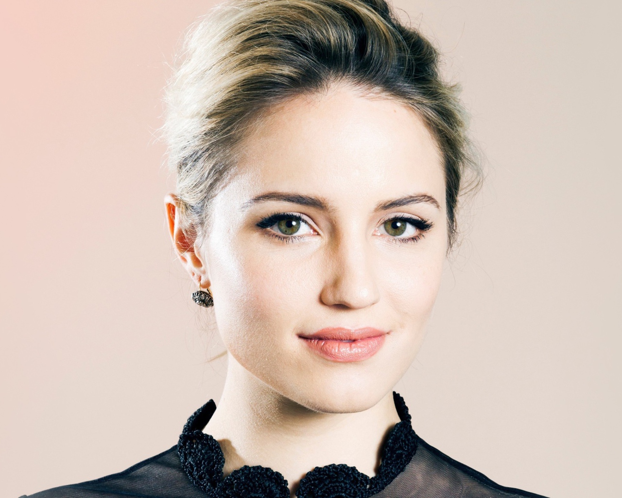 Красивая девушка актриса Дианна Агрон 