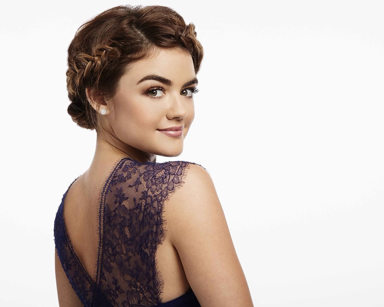 Красивая девушка актриса Люси Хейл 