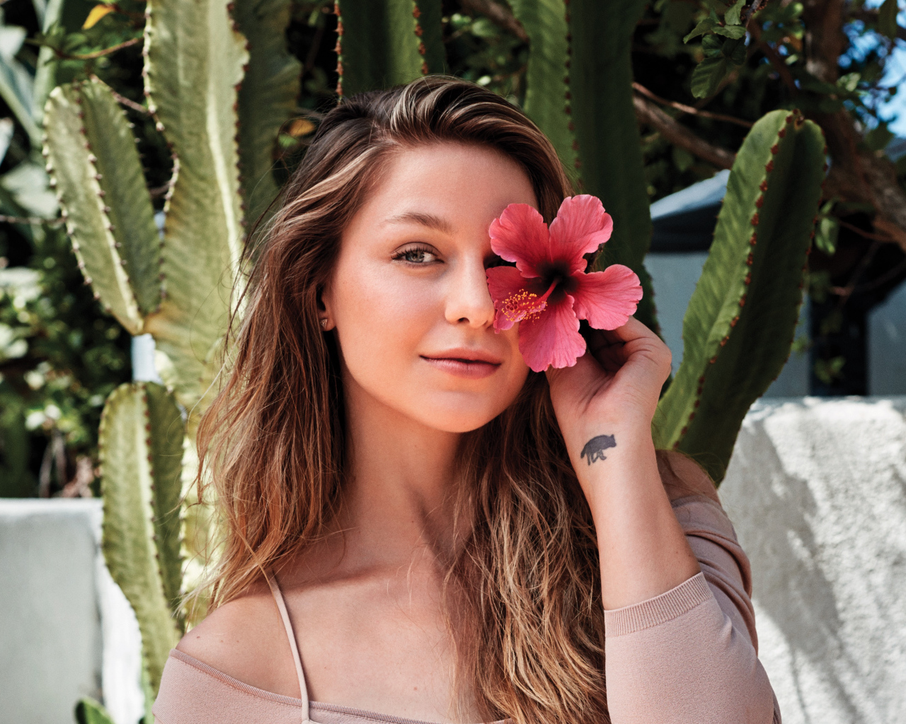 Красивая девушка актриса Мелисса Бенойст с цветком 