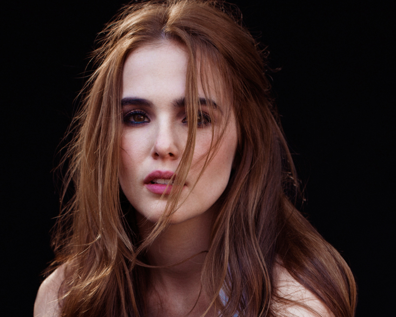 Красивая девушка актриса Зои Дойч, фото на черном фоне