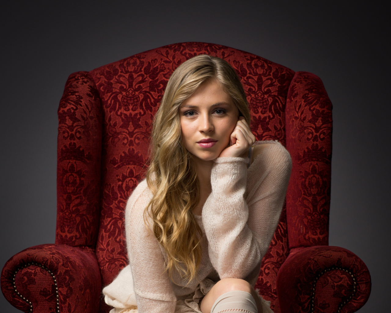 Красивая девушка блондинка актриса Гермиона Корфилд в кресле 