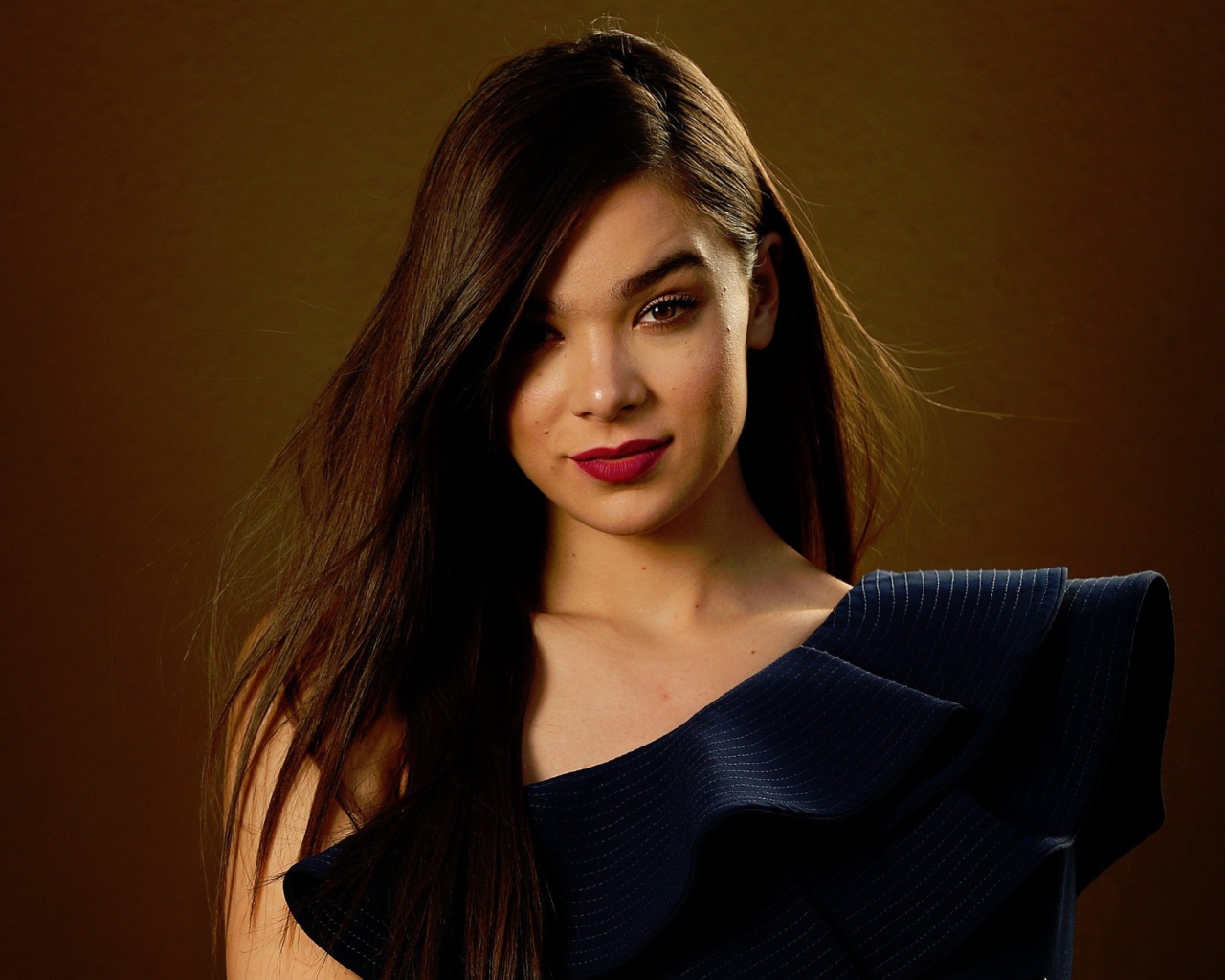 Красивая девушка брюнетка актриса Хейли Стейнфелд 