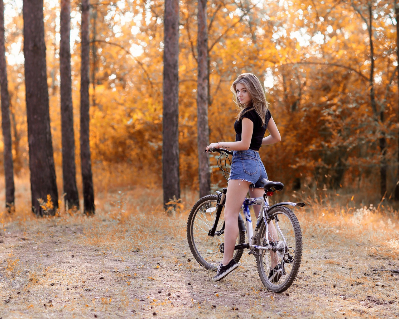 Красивая девушка спортсменка на велосипеде 