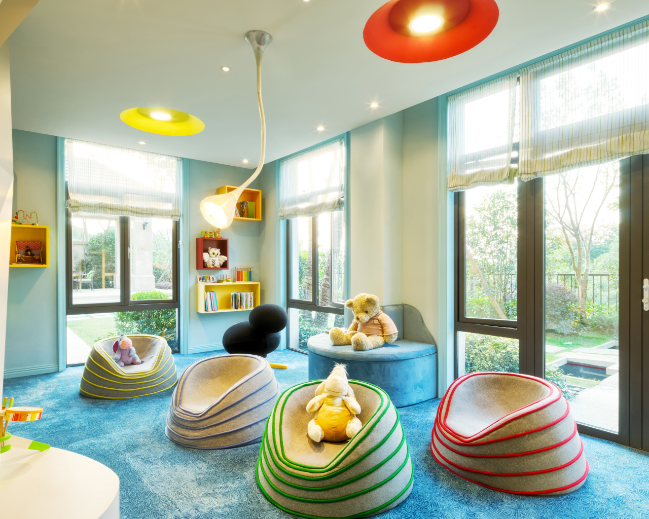 Красивый интерьер детской комнаты с мягкими креслами