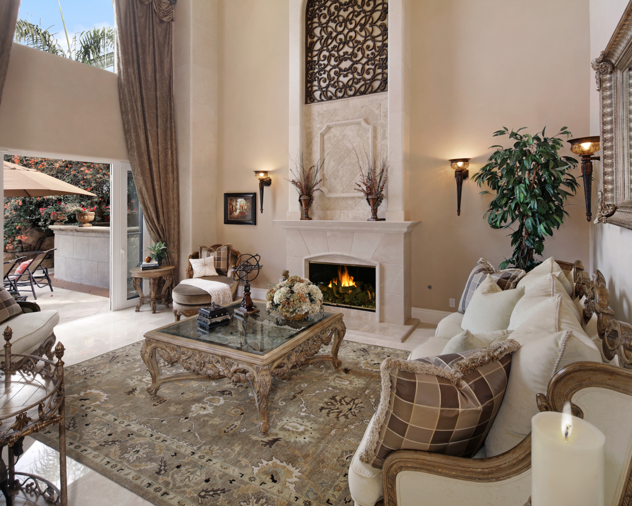 Красивая гостиная с камином в стиле прованс