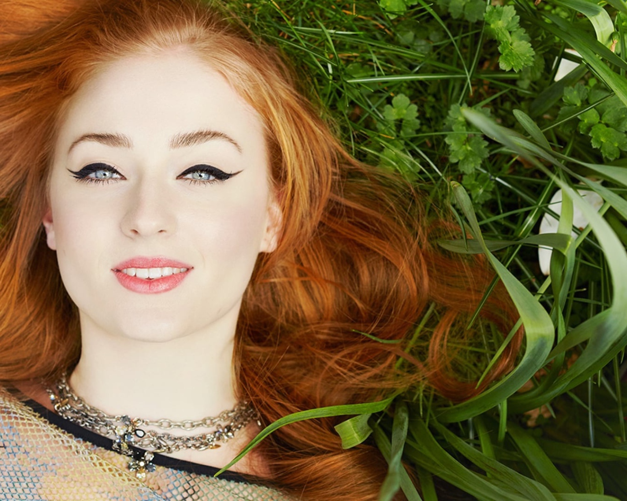 Красивая рыжеволосая актриса Софи Тёрнер 