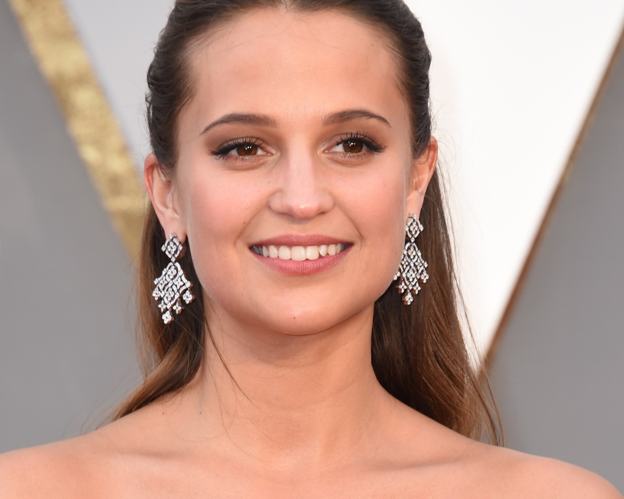 Красивая улыбающаяся актриса Алисия Викандер