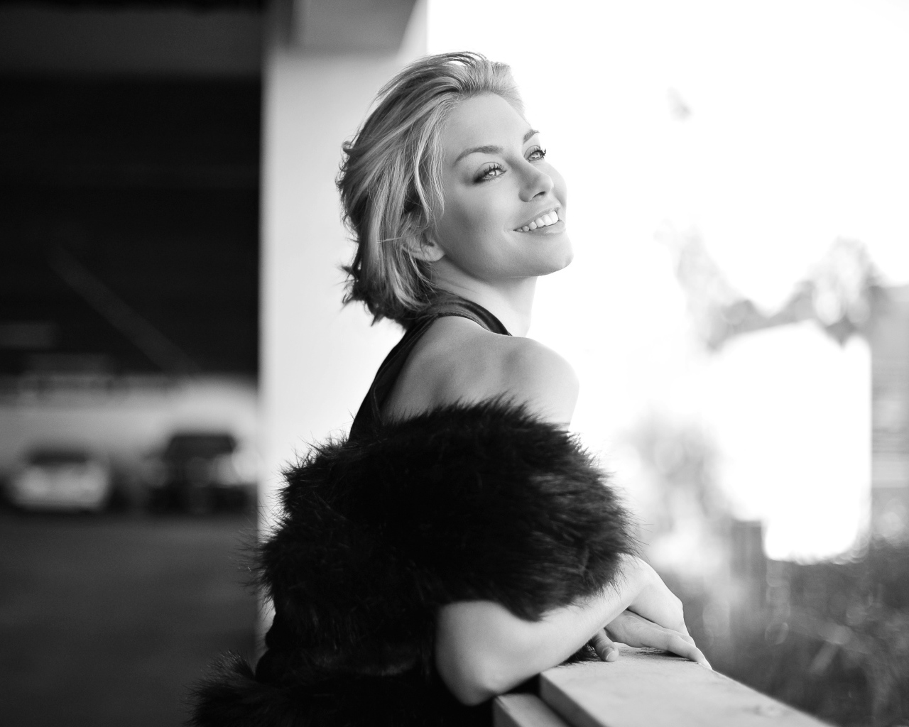 Красивая улыбающаяся актриса Дженнифер Холлэнд черно-белое фото