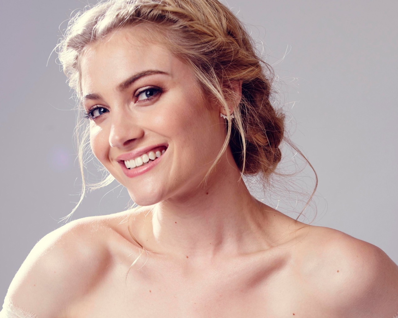 Красивая улыбающаяся актриса Скайлер Сэмюэлс