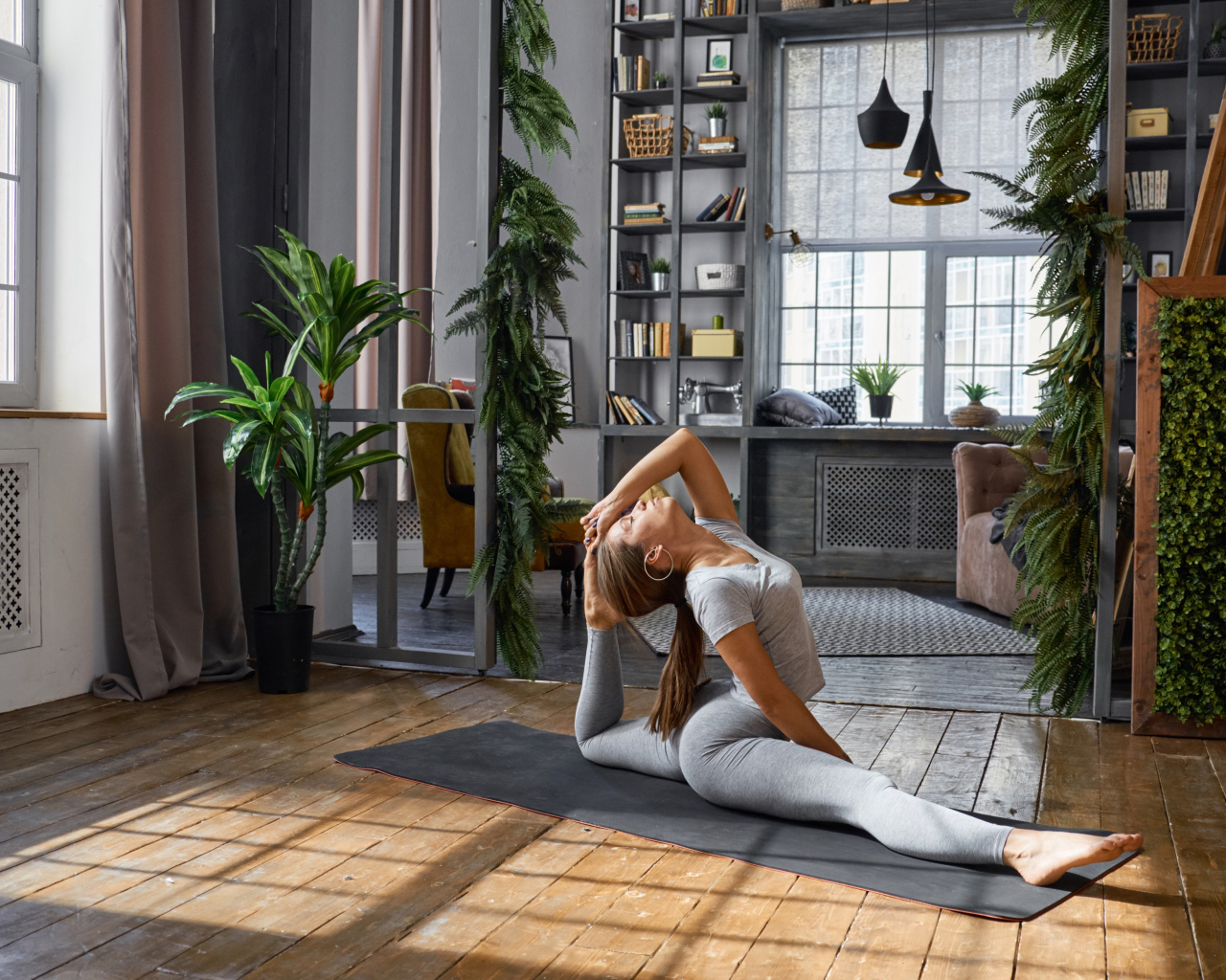 Красивая спортивная девушка шатенка занимается фитнесом