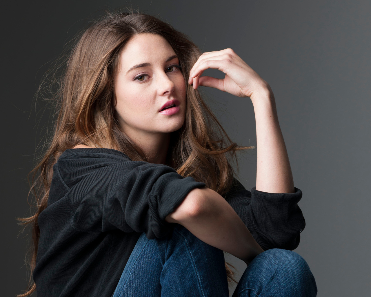 Красивая молодая актриса Шейлин Вудли 