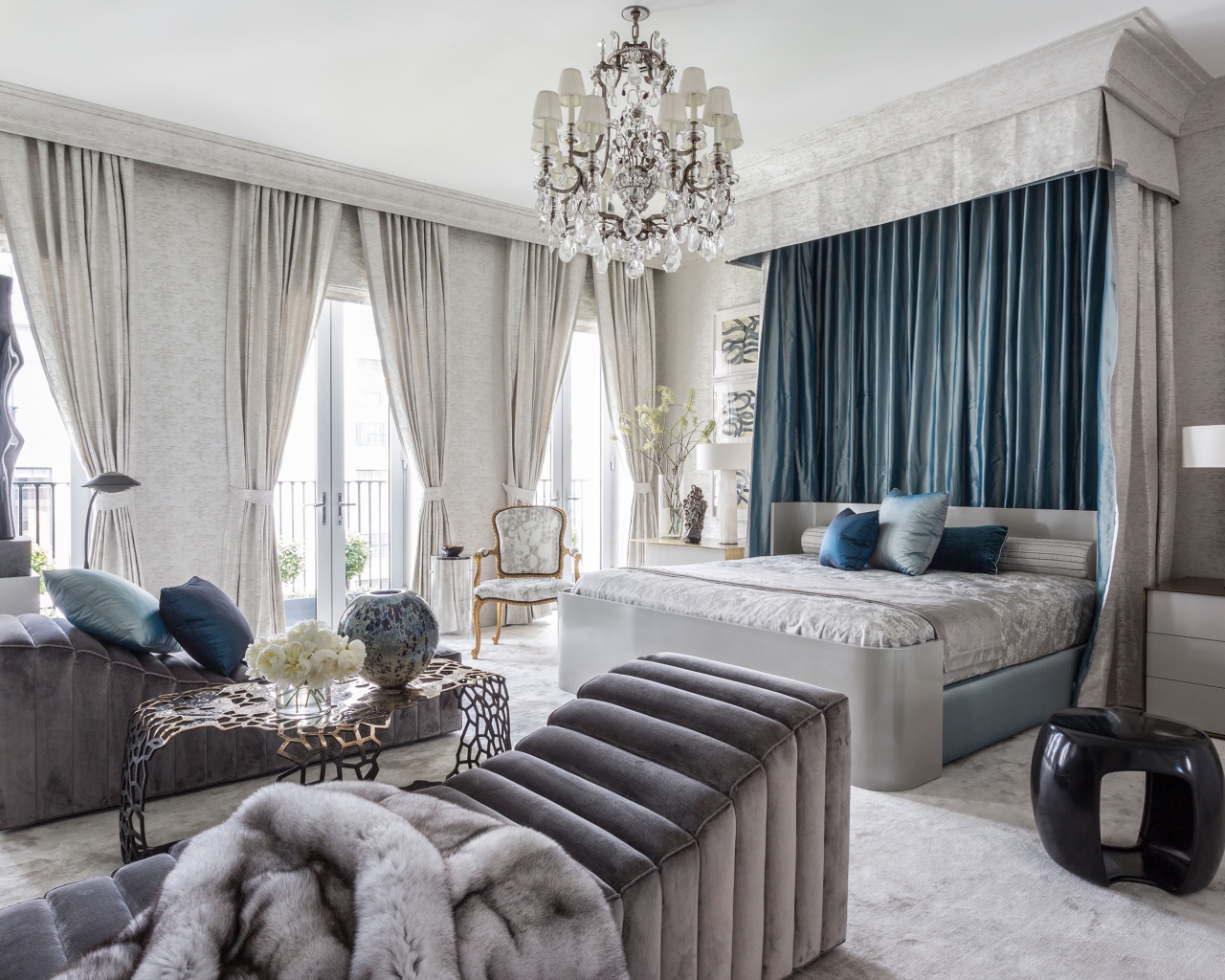 Спальня в голубых и серых нежных тонах 