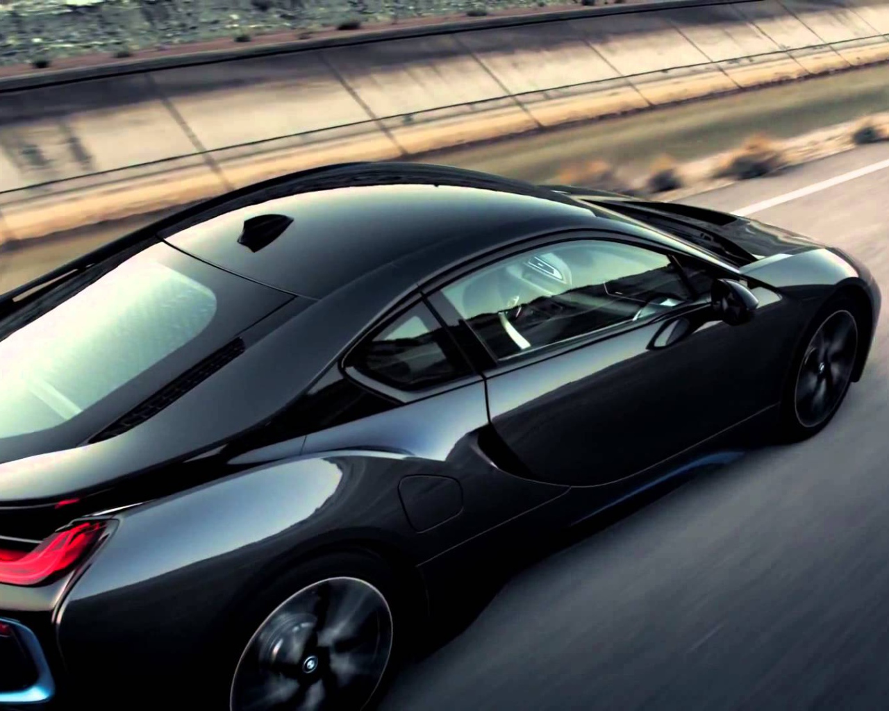 Черный электромобиль BMW i8 