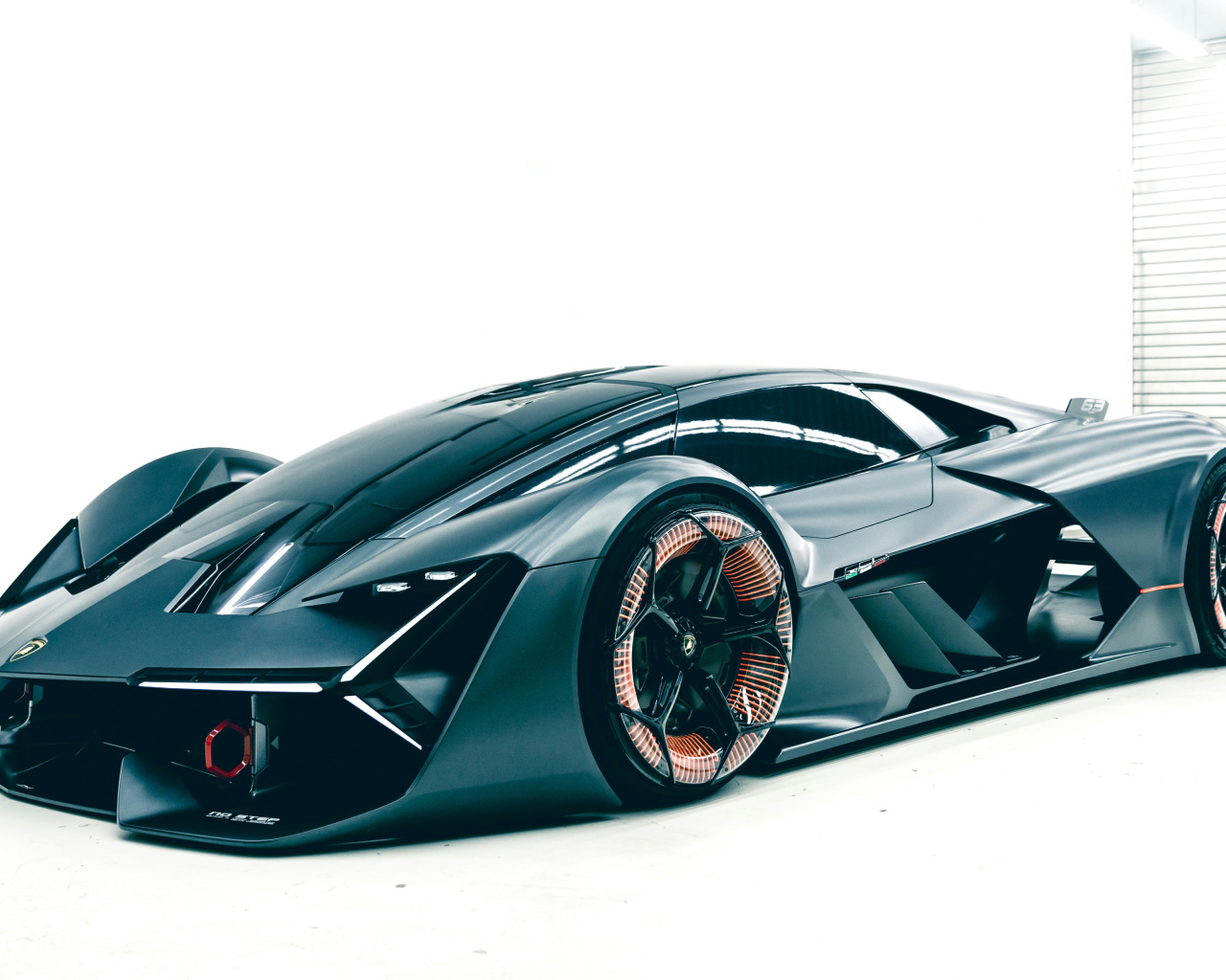 Черный электрический автомобиль Lamborghini Terzo Millennio