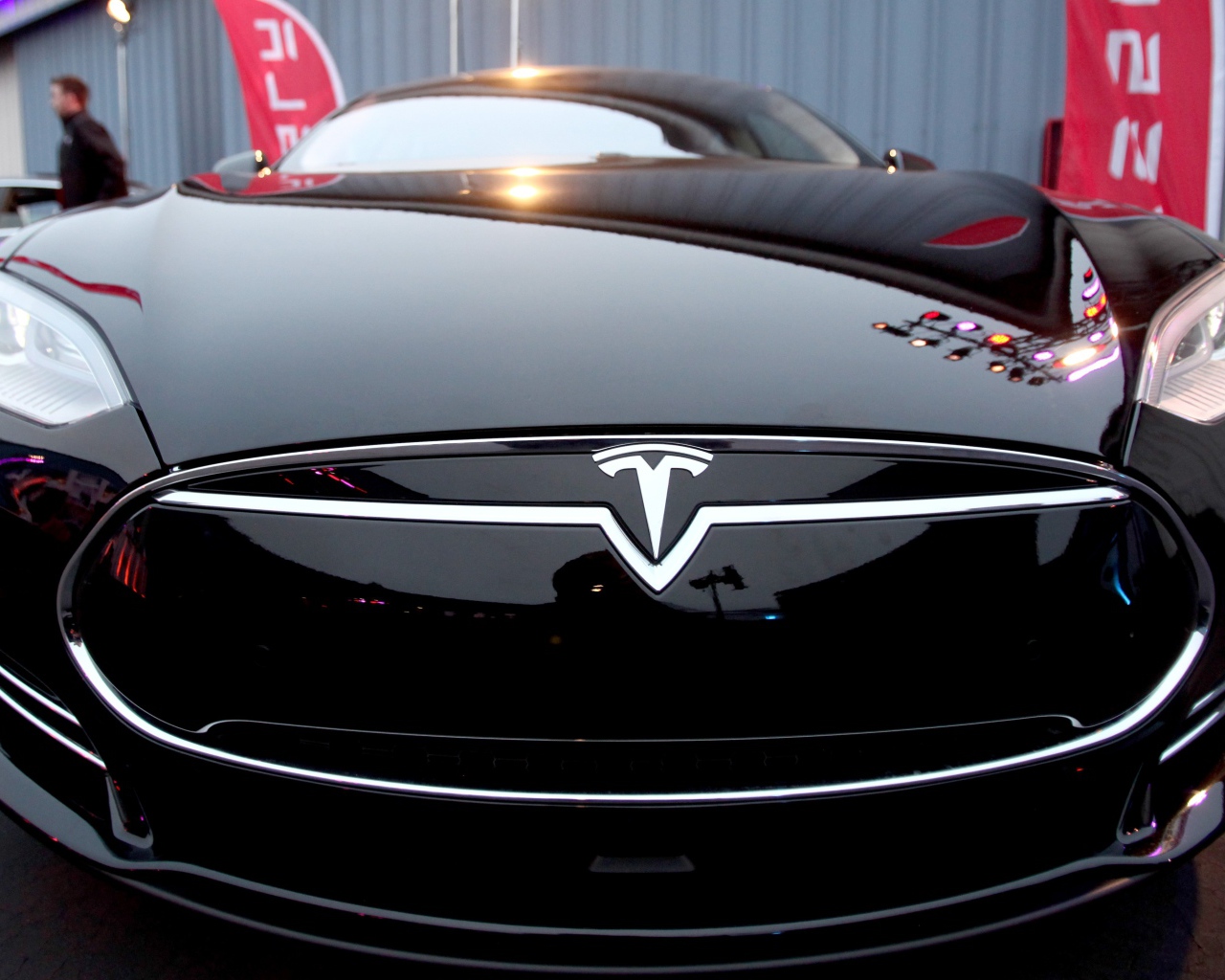 Черный электрический автомобиль Tesla Model 3, 2018 вид спереди