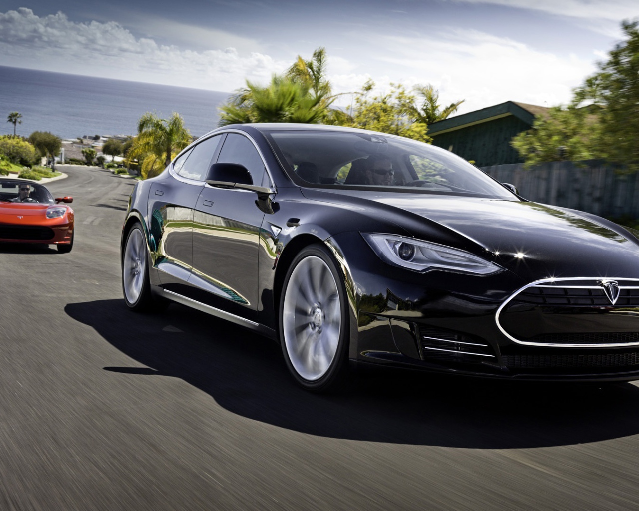 Черный электромобиль Тесла на трассе 