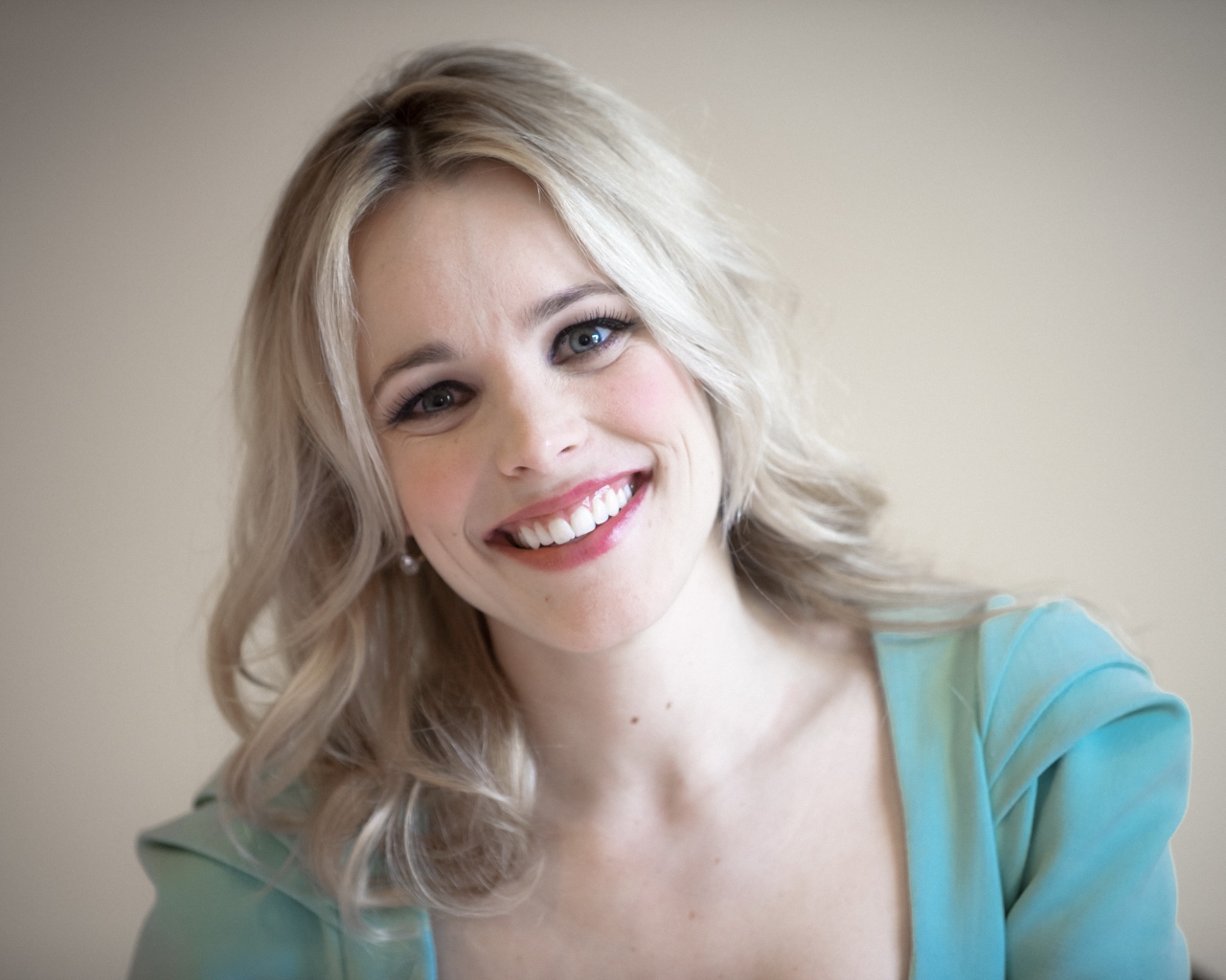 Блондинка с красивой улыбкой актриса Рэйчел Макадамс 