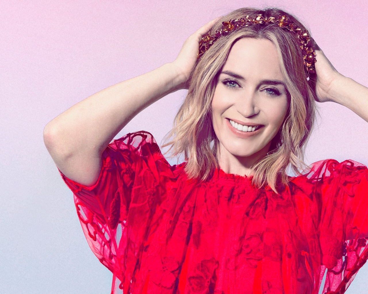 Голубоглазая актриса Эмили Блант в красном платье 