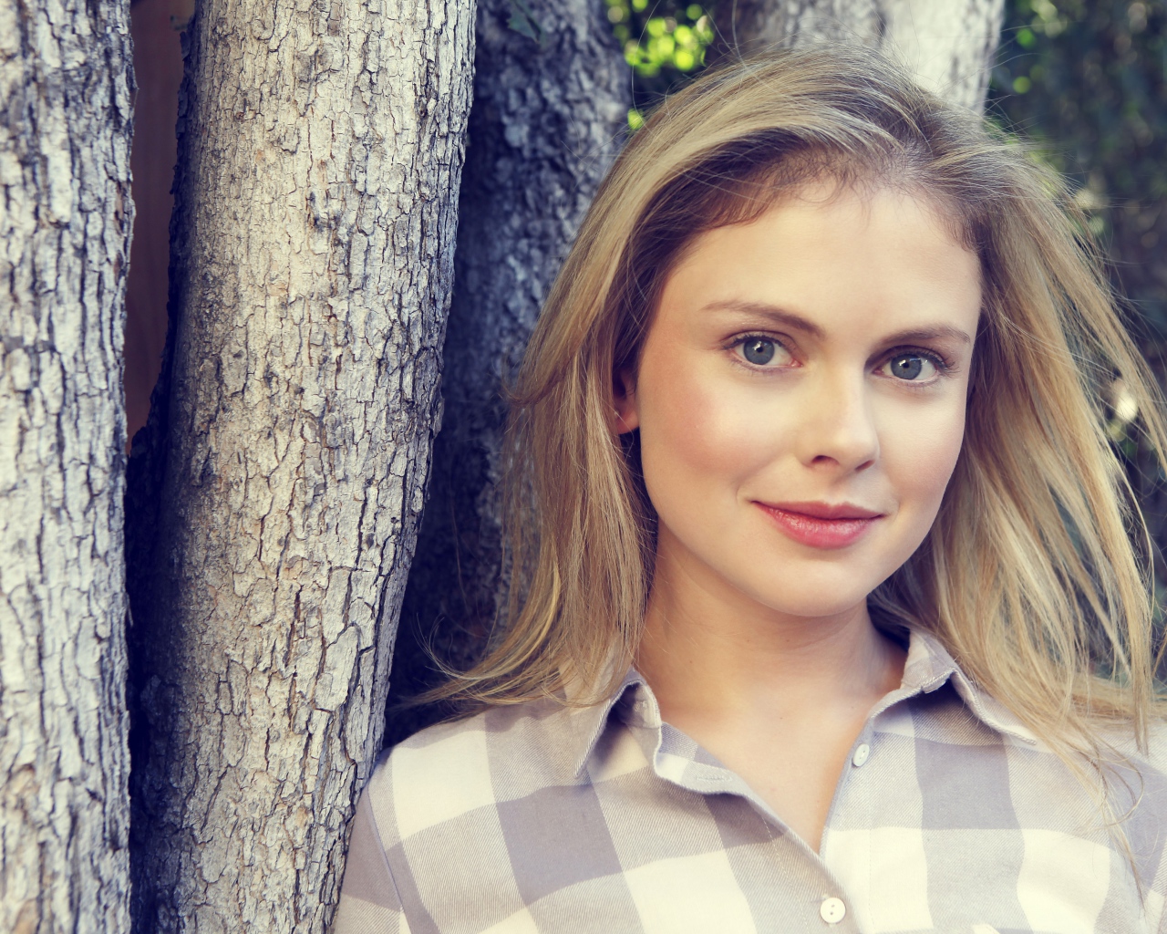 Голубоглазая актриса Роуз МакАйвер у дерева 