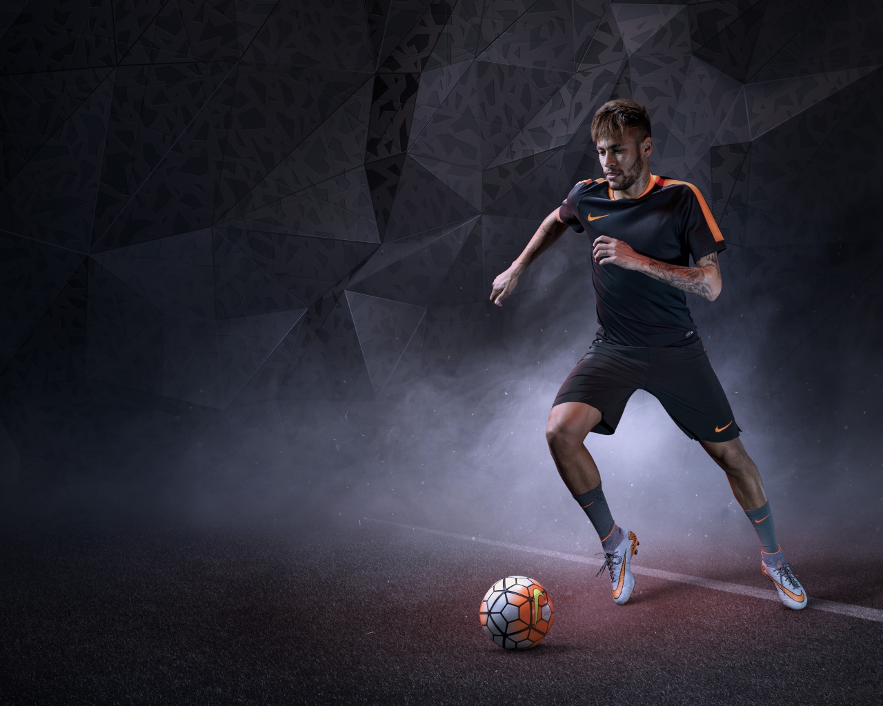 Бразильский футболист Неймар в форме Найк бьет по мячу