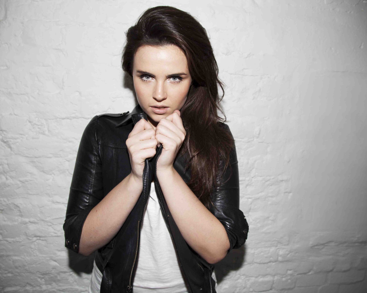 Британская актриса Эмер Кенни в черной кожаной куртке