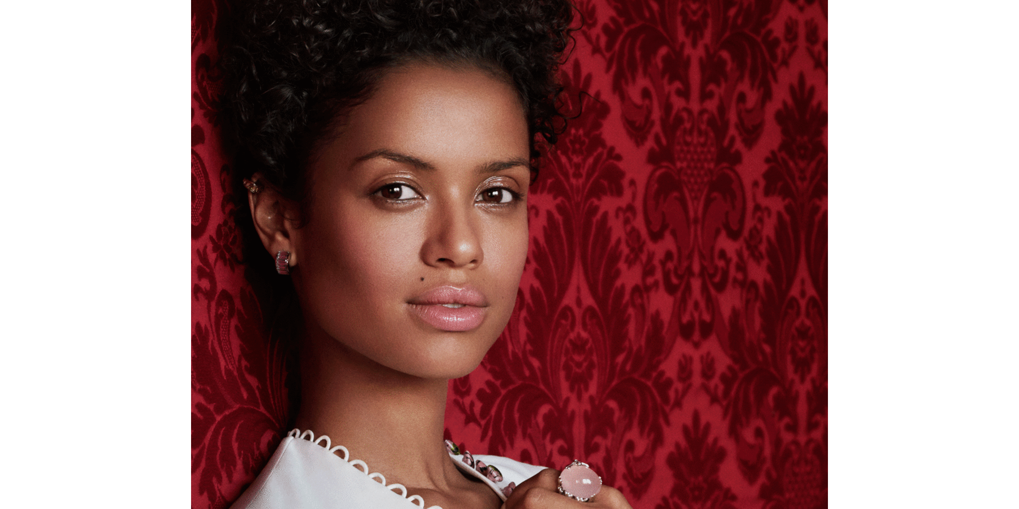 Британская актриса Гугу Мбата-Роу на красном фоне