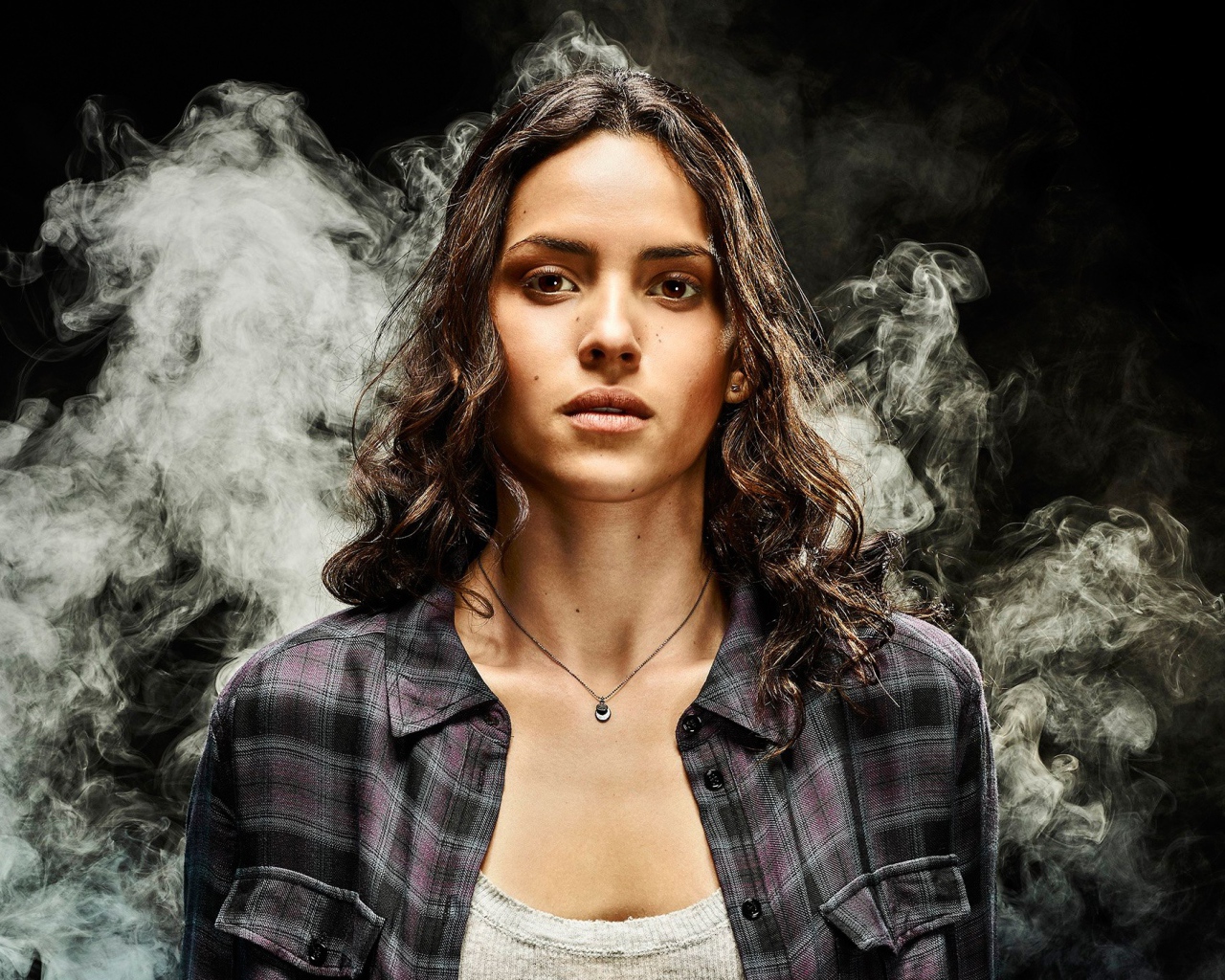 Кареглазая актриса брюнетка Адриа Архона