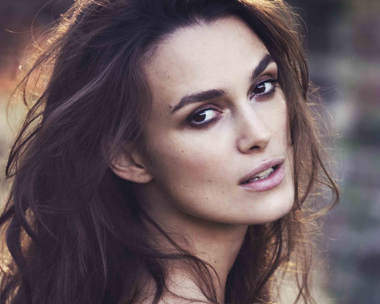 Кареглазая брюнетка актриса Кира Найтли