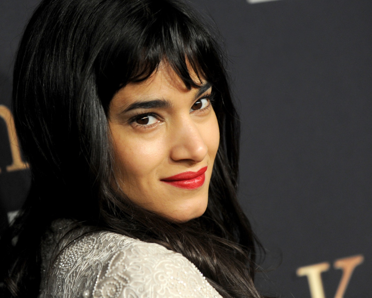 Брюнетка актриса София Бутелла с красными губами