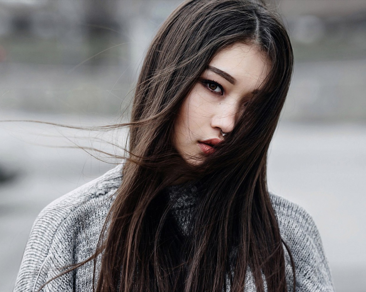 Девушка брюнетка азиатка с пирсингом в носу 