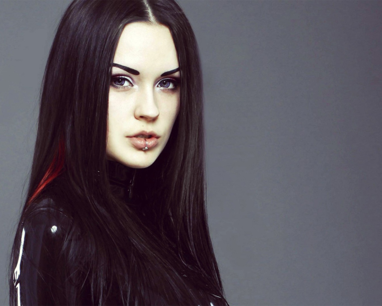 Девушка брюнетка с пирсингом в губе 