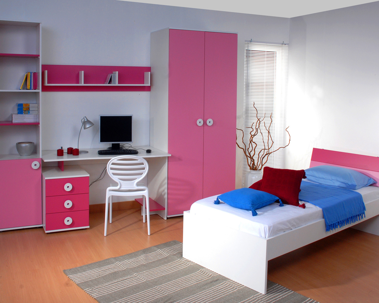 Детская спальная комната в нежном розовом цвете