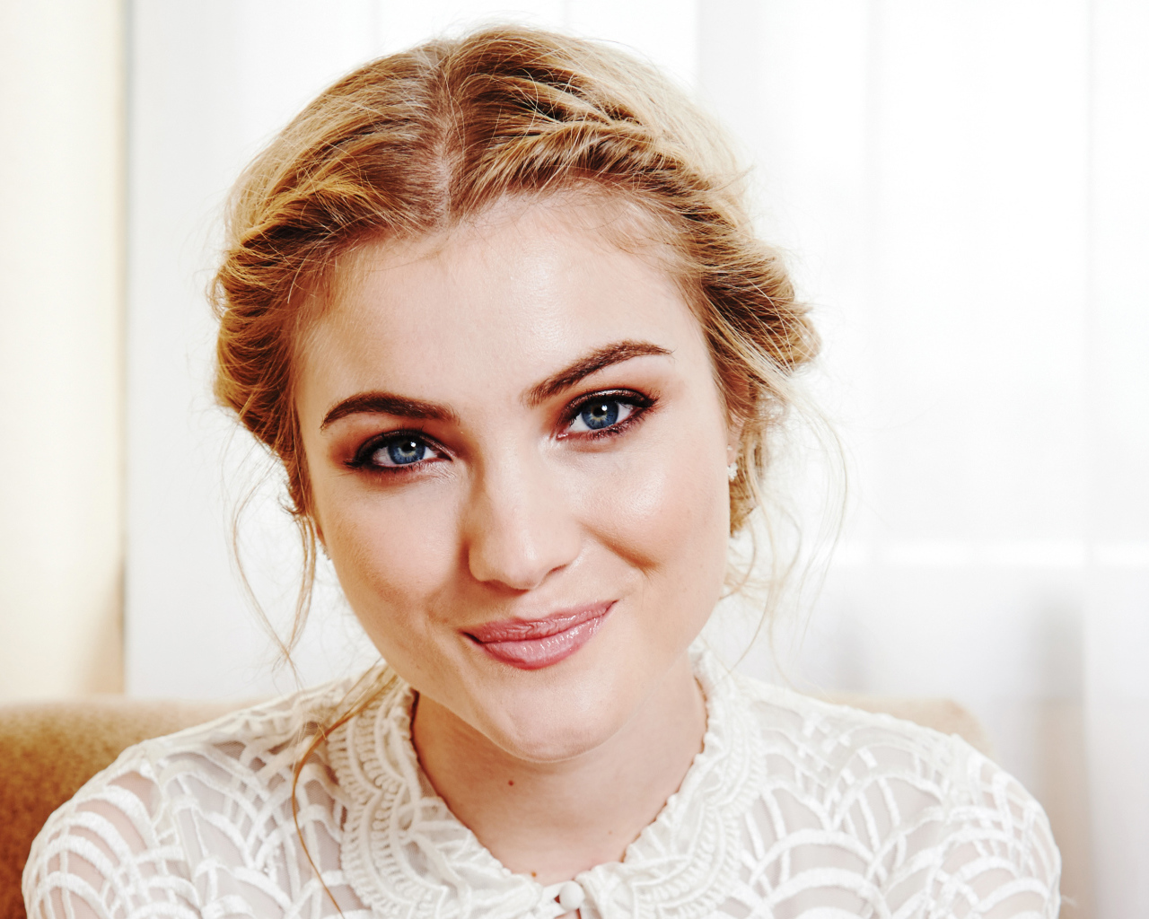 Милая голубоглазая блондинка актриса Скайлер Сэмюэлс