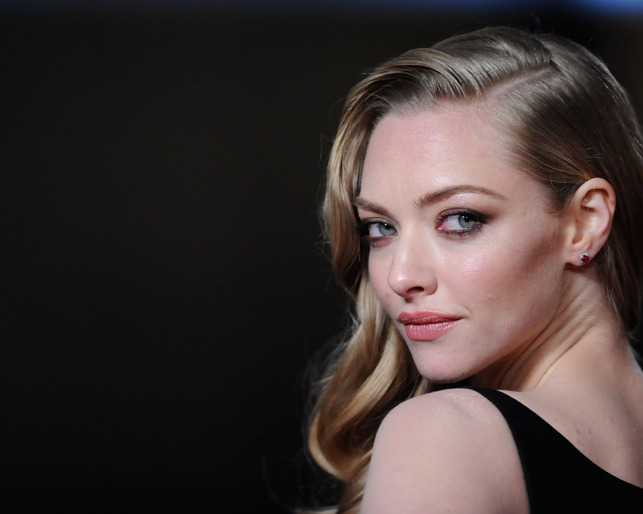 Нежная блондинка актриса Аманда Сейфрид