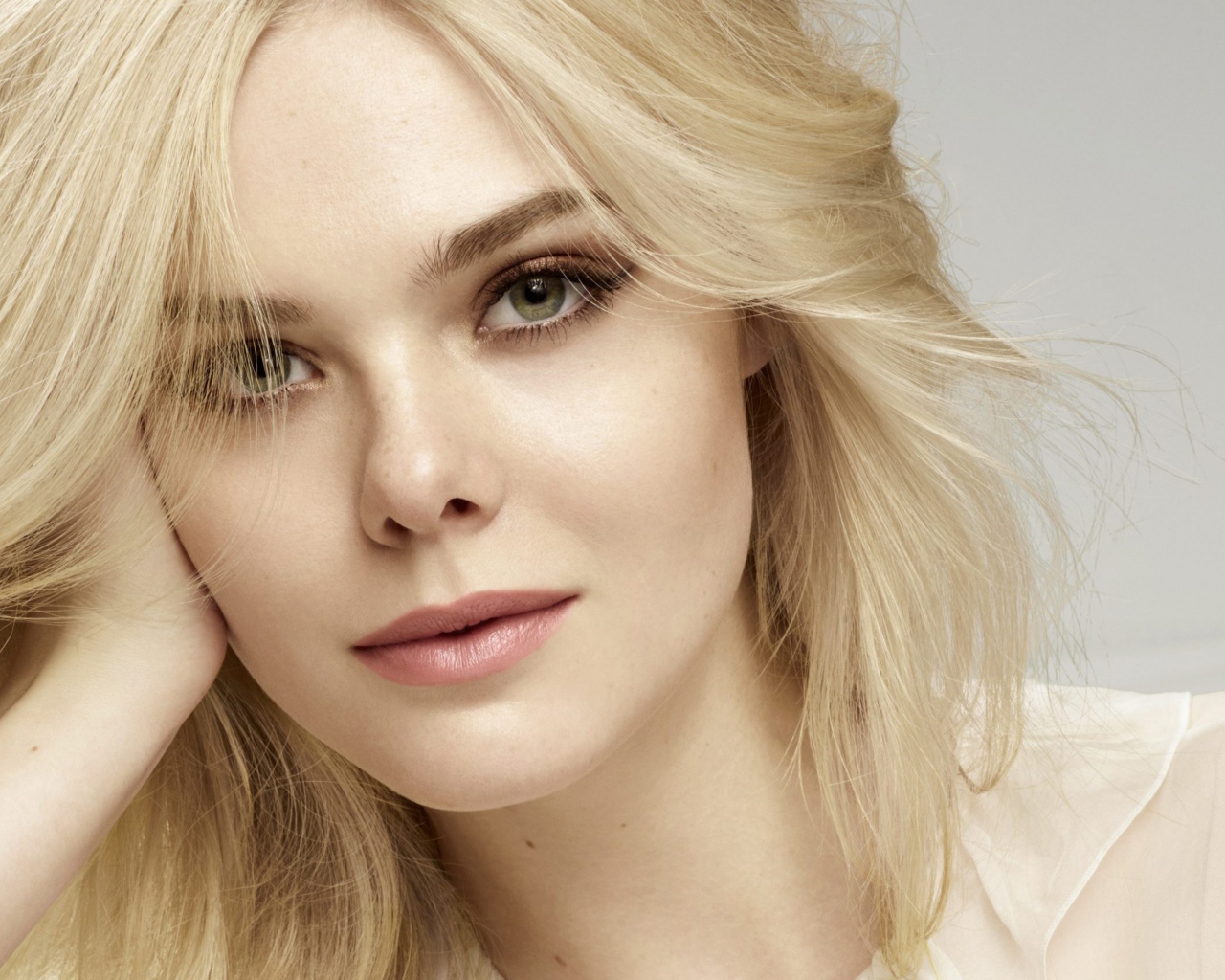 Нежная блондинка актриса Эль Фаннинг