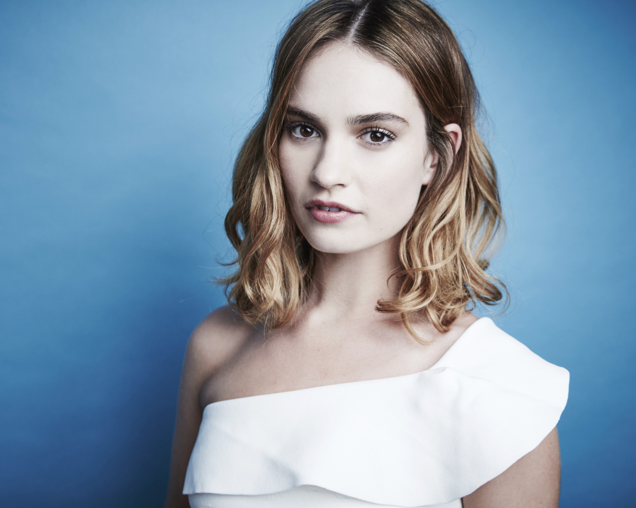 Нежная блондинка актриса Лили Джеймс