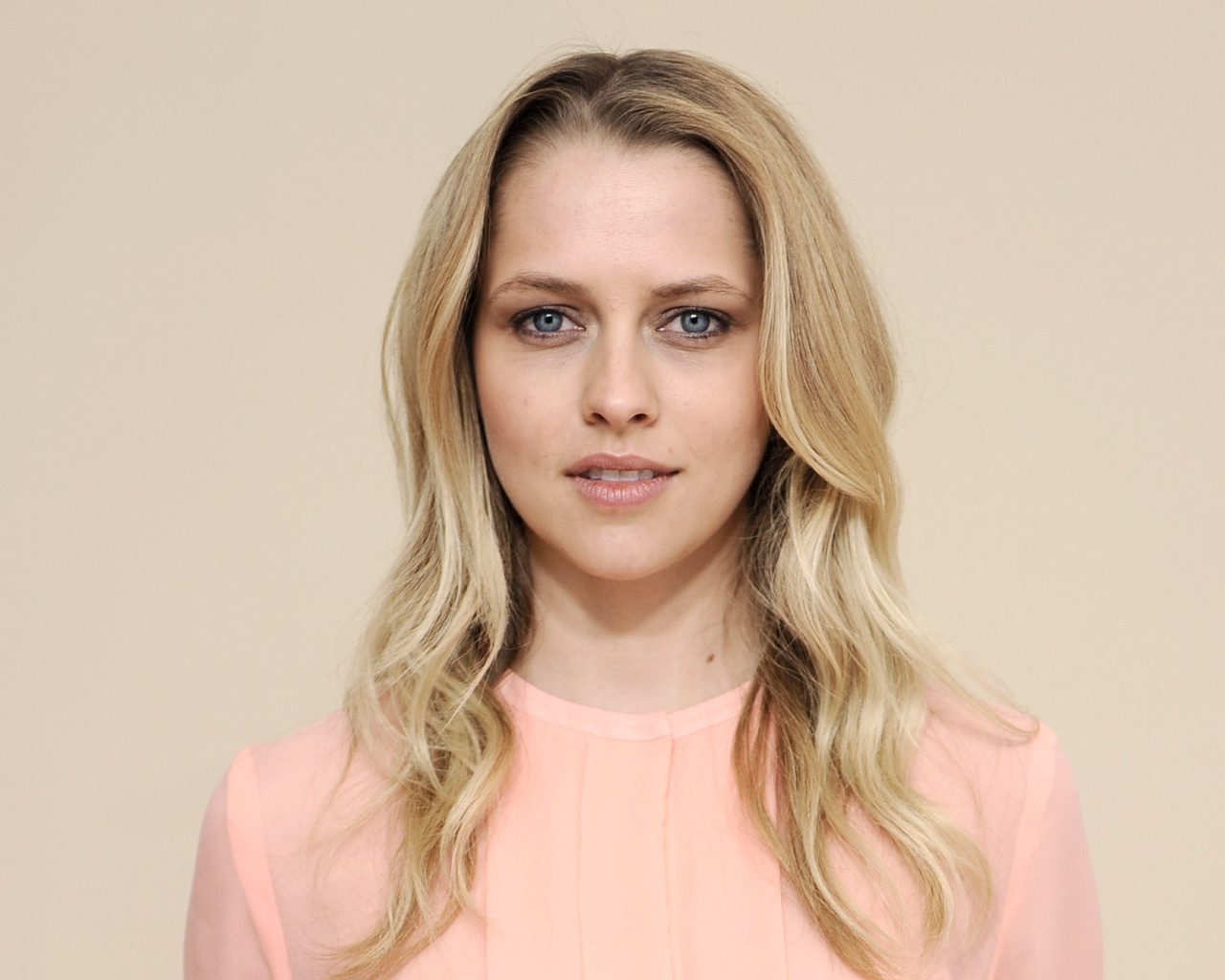 Нежная блондинка актриса Тереза Палмер в розовом платье 