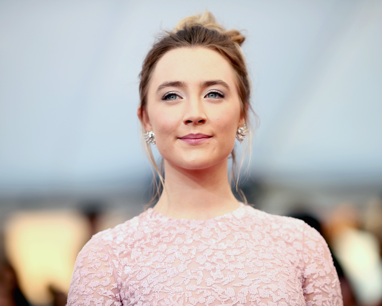 Нежная молодая актриса Сирша Ронан в красивом наряде