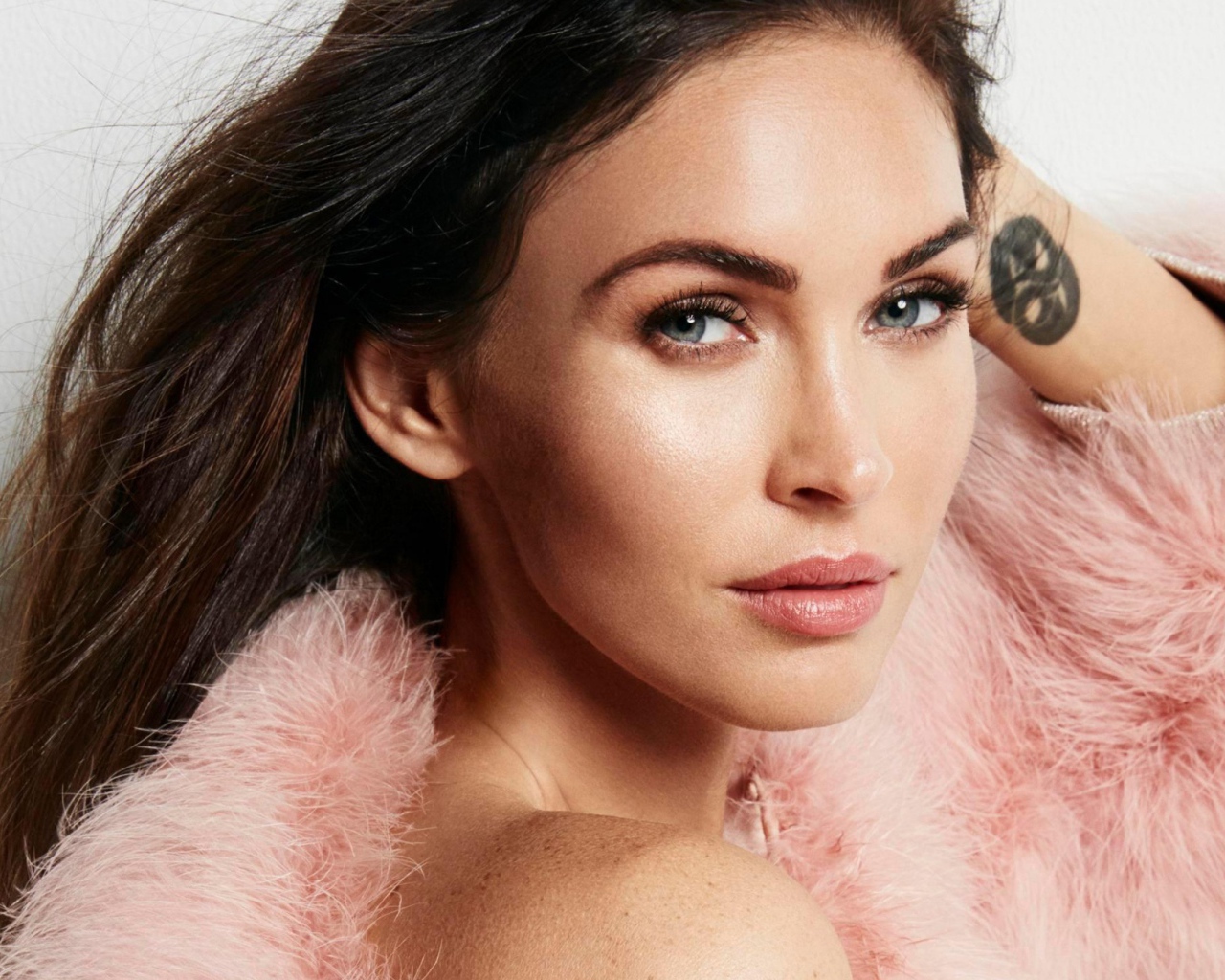 Эффектная актриса Меган Фокс с татуировкой на руке